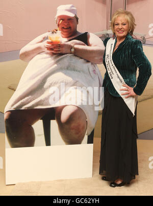 Bridie Coulter, 47, aus der Grafschaft Antrim, Nordirland, wurde bei den jährlichen „Slimmer of the Year 2010“-Awards des Rosemary Conley Diet and Fitness Magazine im Marriott County Hall Hotel, Westminster, London, zum „40+ Slimmer of the Year“ ernannt. Stockfoto