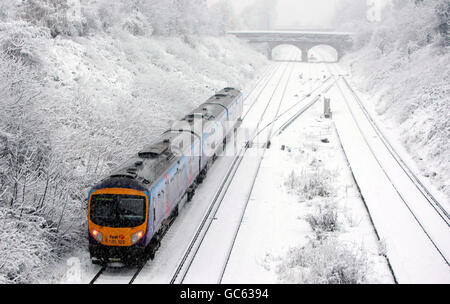 Ein Zug in der Nähe von Jagt Cross Station in Liverpool bei starkem Schnee. Stockfoto