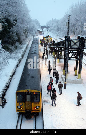 Ein Zug an der Hunts Cross Station in Liverpool nach schwerem Schnee. Stockfoto