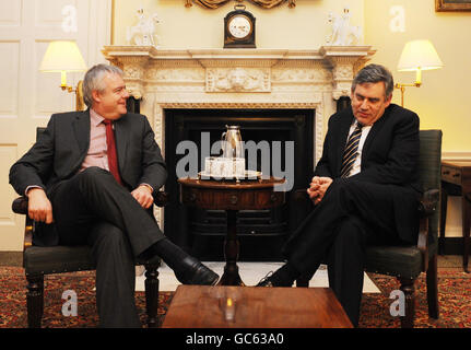 Premierminister Gordon Brown trifft sich mit dem walisischen Premierminister Carwyn Jones (links) in der Downing Street 10 in London. Stockfoto