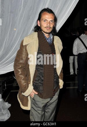 Matthew Williamson in der Tapis Rouge Bar während der Eröffnungsnacht des Varekai durch den Cirque Du Soleil in der Royal Albert Hall in London. Stockfoto