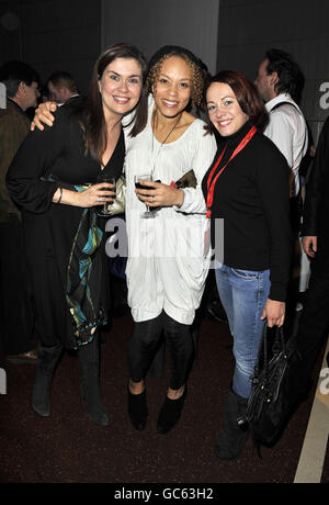 (Von links nach rechts) Amanda Lamb, Angela Griffin und Sarah Cawood in der Tapis Rouge Bar während der Eröffnungsnacht des Varekai durch den Cirque Du Soleil in der Royal Albert Hall in London. Stockfoto