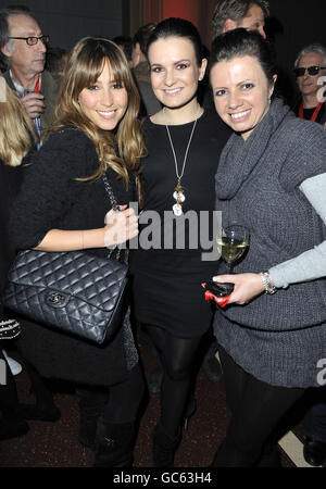 (Von links nach rechts) Rachel Stevens, Lylia Kopyolva und Karen Hardy in der Tapis Rouge Bar während der Eröffnungsnacht des Varekai durch den Cirque Du Soleil in der Royal Albert Hall in London. Stockfoto