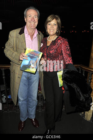 Lynda Bellingham und ihr Mann Michael in der Tapis Rouge Bar während der Eröffnungsnacht des Varekai durch den Cirque Du Soleil in der Royal Albert Hall in London. Stockfoto