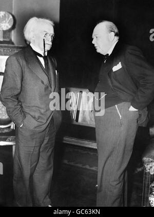 Premierminister Winston Churchill (r) spricht mit dem ehemaligen Premierminister Lloyd George (l), der während des Ersten Weltkriegs im Amt war Stockfoto