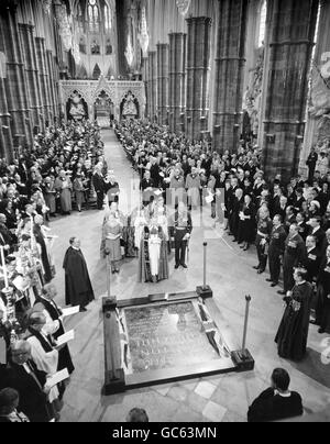 Szene in Westminster Abbey nach der Enthüllung der Gedenktafel durch die Königin an Sir Winston Churchill. Die Königin und der Herzog von Edinburgh sind mit dem Klerus vor dem Denkmal gesehen. Am nächsten an der Kamera ist der Very Rev. Eric Abbott, Dean of Westminster. Rechts sind Mitglieder der Familie Churchill und, näher an der Kamera, Veteranen der Schlacht von Großbritannien. Zu den Familiengruppen gehören Baroness Spencer-Churchill, Randolph Churchill, Lady Spencer-Churchills Töchter Sarah und Mary (begleitet von ihrem Mann Christopher Scames) und die Grafen und Gräfin von Avon (Winstons Nichte). Der Stockfoto