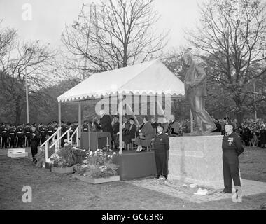 Sir Winston Churchill spricht, nachdem seine Bronzestatue von Field-Marshall Viscount Montgomery in Salway Hill, in Churchills Wahlkreis Woodford, Essex, enthüllt worden war. Die Statue steht bei 8ft 6in und wurde von David McFall modelliert. Stockfoto