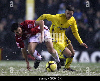 Fußball - FA Cup - Dritte Runde - Bristol City / Cardiff City - Ashton Gate. Cole Skuse von Bristol City wird während des Spiels der dritten Runde des FA Cup in Ashton Gate, Bristol, von Adam Matthews aus Cardiff herausgefordert. Stockfoto