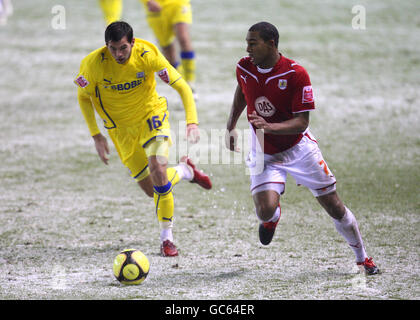 Marvin Elliott von Bristol City und Joe Ledley von Cardiff City Für den Ball im Schnee am Ashton Gate Stockfoto