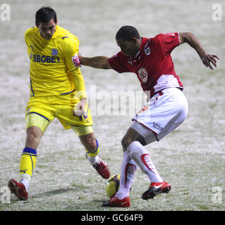 Fußball - FA Cup - Dritte Runde - Bristol City / Cardiff City - Ashton Gate. Marvin Elliott von Bristol City und Joe Ledley von Cardiff City kämpfen am Ashton Gate um den Ball im Schnee Stockfoto