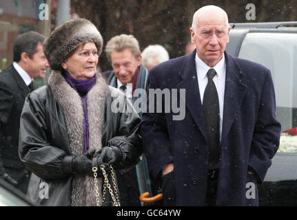 Der ehemalige Manchester United Spieler Sir Bobby Charlton und seine Frau Lady Norma kommen zur Beerdigung des Busby Babe Albert Scanlon in der All Souls Church in der Gegend von Weaste in Salford. Stockfoto