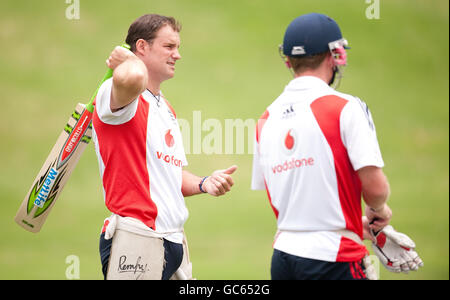 England Kapitän Andrew Strauss (links) und Paul Collingwood während einer Nets-Session im Wanderers, Johannesburg. Stockfoto