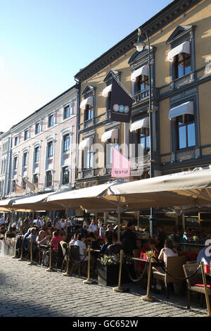 Menschen saßen draußen essen in der Abendsonne auf der Karl Johans Gate, Oslo, Norwegen Stockfoto