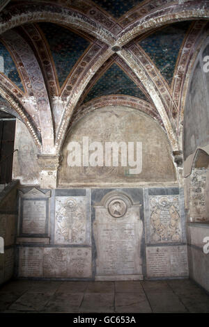 Grabsteine im Kreuzgang des Toten in die Basilika Santa Maria Novella, Florenz - Firenze - Italien Stockfoto