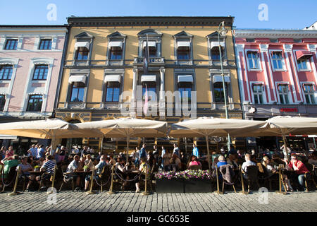 Menschen saßen draußen essen in der Abendsonne auf der Karl Johans Gate, Oslo, Norwegen Stockfoto