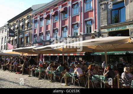 Menschen saßen draußen essen in der Abendsonne auf der Karl Johans Gate, Oslo, Norwegen Stockfoto