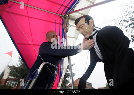 Simon Mullane stellt eine Fliege auf einem Vorgarten einer Schaufensterpuppe seines Hauses in Poole, Dorset, ein. Er und seine Frau Angie verbrachten vier Monate und etwa 3,000 damit, ihr Zuhause in ein James Bond-Filmset mit deutschen Soldaten umzuwandeln und 007 stürzten in einem Hängegleiter in ihr Badezimmer für ihre Silvesterparty. Stockfoto