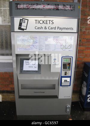 Ein nicht benutzter Fahrkartenautomat am Bahnhof West Malling, da die Leiter sich weigern, Fahrkarten auszustellen, bis ein Zug in Kent in Betrieb ist, da Teile Großbritanniens von einer neuen Schneewelle getroffen wurden. Stockfoto