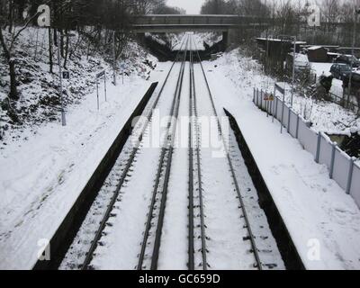 Eine verschneite Szene auf der West Malling Station in Kent, als Teile von Großbritannien von einer frischen Schneewelle getroffen wurden. Stockfoto