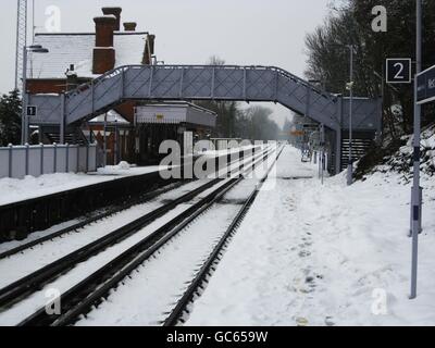 Leere Plattformen und schneebedeckte Schienen an der West Malling Station in Kent, als Teile Großbritanniens von einer neuen Schneewelle getroffen wurden. Stockfoto