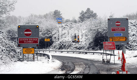 Straßensperrschilder (auf der englischen Seite) sind auf der Anfahrt zur Autobahn M48 und zur Severn Bridge zu sehen, nachdem Teile Großbritanniens von einer neuen Schneewelle getroffen wurden. Stockfoto