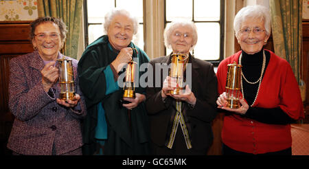 (Von links nach rechts) 'Women of Steel' Dorothy Slingsby, 88, Kit Sollitt, 90, Ruby Gascoigne, 87 und Kathleen Roberts, 88, im Unterhaus, wo sie eine Delegation von Sheffield Abgeordneten zum Mittagessen mit Gedenklampen zum Zweiten Weltkrieg, die sie mit von Veteranen Minister Kevan Jones vorgestellt wurden. Stockfoto