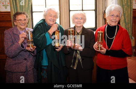 (Von links nach rechts) 'Women of Steel' Dorothy Slingsby, 88, Kit Sollitt, 90, Ruby Gascoigne, 87 und Kathleen Roberts, 88, im Unterhaus, wo sie eine Delegation von Sheffield Abgeordneten zum Mittagessen mit Gedenklampen zum Zweiten Weltkrieg, die sie mit von Veteranen Minister Kevan Jones vorgestellt wurden. Stockfoto