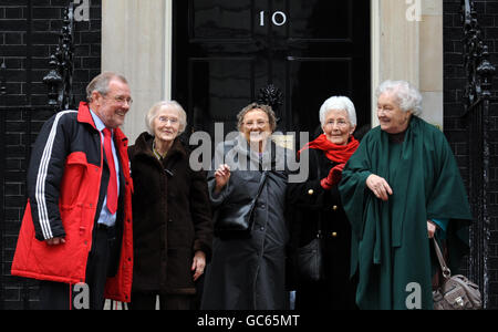 (Von links nach rechts) Richard Caborn MP steht mit „Women of Steel“ Dorothy Slingsby, 88, Kit Sollitt, 90, Ruby Gascoigne, 87 und Kathleen Roberts, 88, vor der Downing Street 10, London, wo sie sich mit dem britischen Premierminister Gordon Brown trafen. Stockfoto