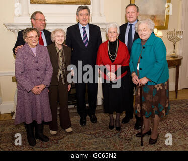 (Von links nach rechts) Dorothy Slingsby, 88, Richard Caborn MP, Ruby Gascoigne, 87, Der britische Premierminister Gordon Brown, Kathleen Roberts 90 , der Veteranenminister Kevan Jones und Kit Sollitt, 90, posieren für ein Foto in der Downing Street 10 im Zentrum von London, Da die Arbeit der "Frauen aus Stahl", die während des Zweiten Weltkriegs dazu beigetragen haben, das britische Stahlwerk am Laufen zu halten, von der Regierung anerkannt wird. Stockfoto