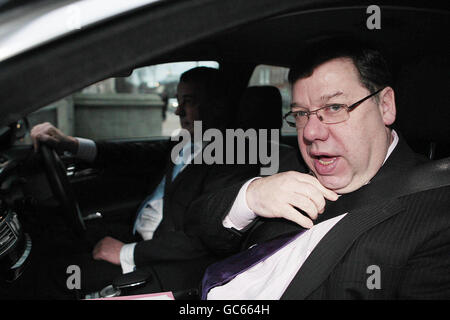 Taoiseach Brian Cowen kommt im Dail an, als die TDS für die neue Dail-Amtszeit zurückkehrt, während die Regierung die Diskussionen über eine Untersuchung der Bankenkrise fortsetzt. Stockfoto