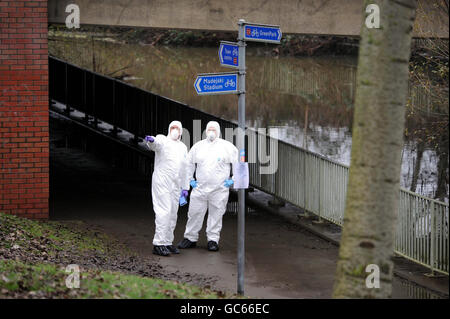 Körper vom Fluss gefunden Stockfoto