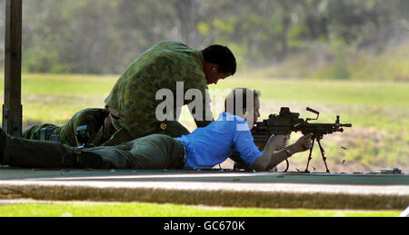 Prinz William feuert heute Morgen ein Maschinengewehr auf die Schießgebiete der Holsworthy Army Barracks, am Stadtrand von Sydney, Australien. Stockfoto