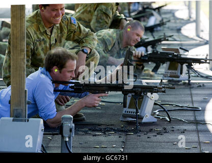 Prinz William schießt ein australisches Militär F89 Minimi Maschinengewehr auf Holdworthy Army Base mit Soldaten des 3. Australischen Regiments. Stockfoto