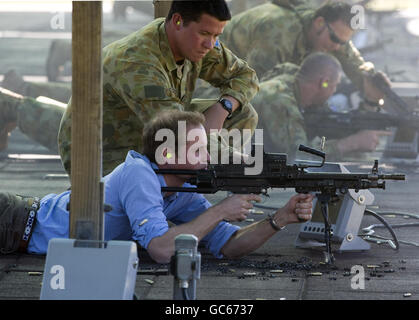 Prinz William schießt ein australisches Militär F89 Minimi Maschinengewehr auf Holdworthy Army Base mit Soldaten des 3. Australischen Regiments. Stockfoto