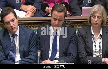 Der konservative Führer David Cameron (Mitte), der Schattenkanzler George Osborne (links) und die Schattenministerin für Arbeit und Pensionen Theresa May (rechts) hören Premierminister Gordon Brown während der Fragen des Premierministers im Londoner Unterhaus zu. Stockfoto