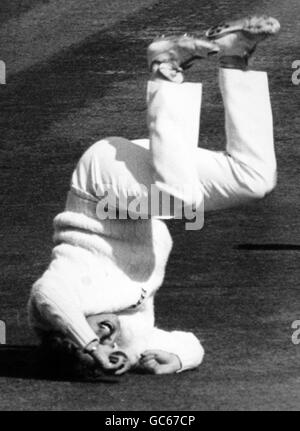 Cricket - England - Pakistan - Pakistan auf den Britischen Inseln 1982 (3. Test) - Tag drei - Headingley, Leeds. Der englische Cricketspieler Ian Botham macht einen dramatischen Fang Stockfoto