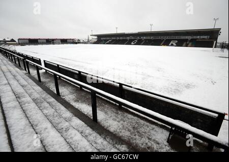 Schnee bedeckt wieder einmal den Fußballplatz Forest Green Rovers in der Nähe von Nailsworth, Gloucestershire. Stockfoto