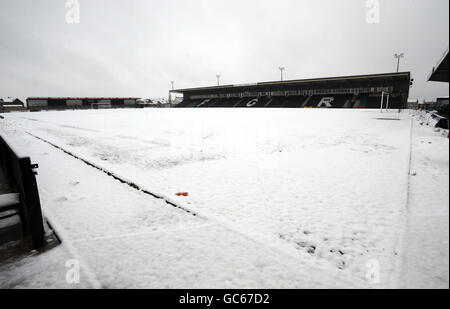 Winterwetter 20. Januar. Schnee bedeckt wieder einmal den Fußballplatz Forest Green Rovers in der Nähe von Nailsworth, Gloucestershire. Stockfoto