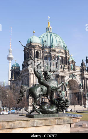 Statue des Lionfighter mit dem Berliner Dom im Hintergrund Berlin Deutschland Stockfoto