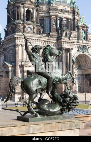 Statue des Lionfighter mit dem Berliner Dom im Hintergrund Berlin Deutschland Stockfoto