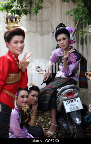 Menschen im Bun Bang Fai Festival oder Rakete Festival in der Stadt von Yasothon im Großraum Isan in Nordost-Thailand in Th Stockfoto