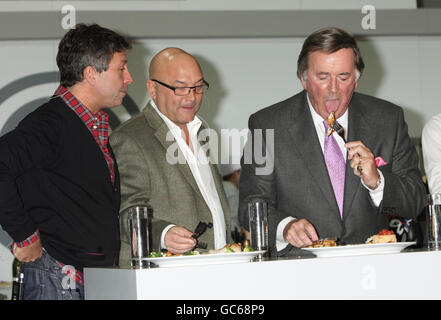 MasterChef beurteilt John Torode (links) und Gregg Wallace (Mitte) mit Gast Sir Terry Wogan beim Erfindungstest, bei dem 30 Teilnehmer während des MasterChef Live at Olympia in West London nur 30 Minuten Zeit haben, um ein Gericht mit einer bestimmten Auswahl an Zutaten herzustellen. Stockfoto