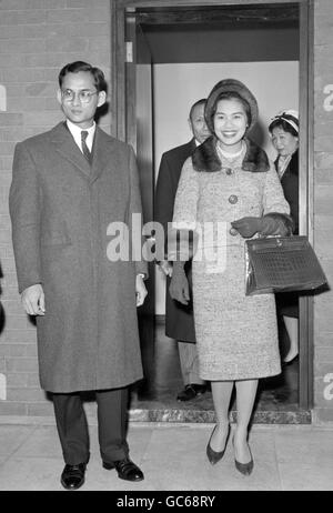 König Bhumibol Adulyadej von Thailand und seine Gemahlin, Königin Sirikit, kommen aus der Schweiz am Flughafen London an. Stockfoto