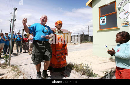 Forman Jim Bob Keating begleitet Nosipho Ngexe zu ihrem neuen Zuhause in Wallacdene Township in Kapstadt, nachdem er 15 Jahre lang in einer Hütte gelebt hat. Stockfoto