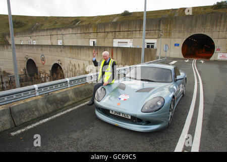 Der ehemalige Formel-1-Weltmeister John Surtees fuhr als erster einen Sportwagen über die gesamte Länge des Kanaltunnels von Folkestone in Kent nach Coquelles in Frankreich. Stockfoto