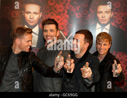 Mitglieder der Boyband Westlife (von links nach rechts) Nicky Byrne, Mark Feehily, Shane Filan und Kian Egan bei der Vorstellung ihres neuen Parfüms 'Westlife X' bei einer Fotocall im Four Seasons Hotel Dublin. Stockfoto