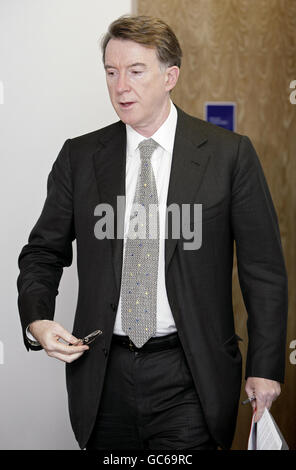 Wirtschaftsminister Lord Mandelson kommt zu einem Treffen mit dem Leiter des europäischen Geschäftsbereichs von General Motors Nick Reilly im Department for Business in Westminster, im Zentrum von London. Stockfoto