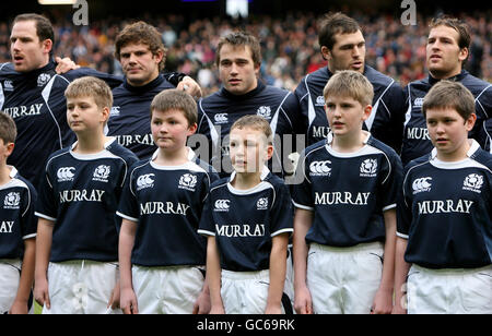 Die Maskottchen stehen während des vor den Spielern National Anthems Stockfoto