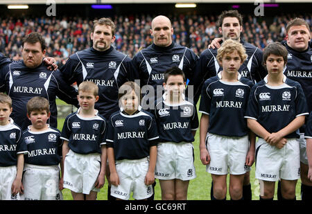 Die Maskottchen stehen während des vor den Spielern National Anthems Stockfoto