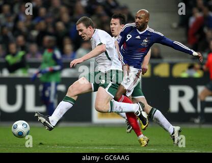 Fußball - FIFA Fußball-Weltmeisterschaft 2010 - Play-offs - zweite Etappe - Frankreich / Republik Irland - Stade de France. Der irische Richard Dunne (links) und der französische Nicolas Anelka kämpfen um den Ball Stockfoto